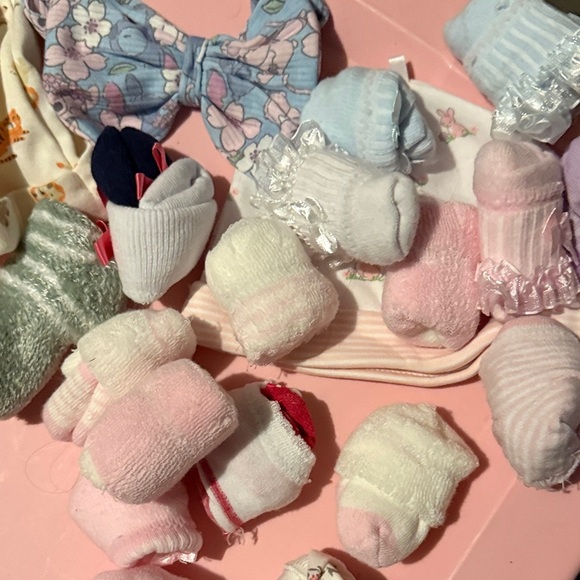 Assorted Baby Girl Accessories Set - Beanies, Socks, Headbands 25 pieces - Picture 2 of 6